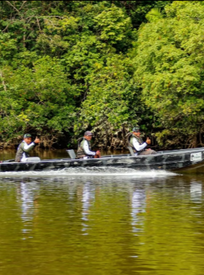 Barco em operação no rio Mapuera